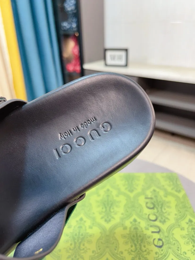 Men's Men's Shoes💰300🌸🌸【GUCCI New Style】This slipper is made of GG polyester fiber and is decorated with the Gucci label on the front, adding a bold logo feel to the style. "Gucci Made in Italy" stamped label Rubber sole Flat Made in Italy Men's sizes 39 to 45, (46. Customized